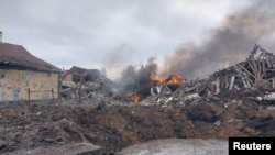 Bangunan tempat tinggal yang hancur akibat serangan udara Rusia di desa Borova, di tengah serangan Rusia ke Ukraina, di wilayah Kharkiv, Ukraina, 6 Maret 2024. (Foto: via Reuters)