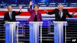 前纽约市市长迈克尔·布隆伯格(左)在内华达州拉斯维加斯首次参加民主党参选人辩论