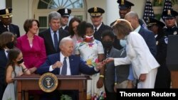 مراسم امضای این قانون در «باغ رز» کاخ سفید برگزار شد