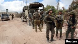 Tentara Israel saat beroperasi di Lebanon selatan, 13 Oktober 2024 (foto: dok). 