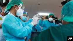 Nhân viên y tế được tiêm vaccine COVID-19 tại Myanmar. 