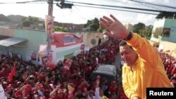 Presiden Venezuela Hugo Chavez (kanan) melambaikan tangan kepada para pendukungnya dalam kampanye pemilihan presiden Venezuela di Barquisimeto (14/7).