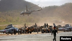 រូបឯកសារ៖ ទាហាន​កម្ពុជា​និង​ចិន​ចូលរួម​ធ្វើ​សមយុទ្ធយោធា​រួមគ្នាមួយ​ នៅ​ខេត្ត​កំពង់ស្ពឺ កាលពីថ្ងៃទី១៧ ខែមីនា ឆ្នាំ២០១៨។ 