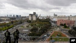 Des policiers patrouillent sur un bâtiment, à Bueno Aires, Argentine, le 13 septembre 2016.