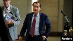 에드 로이스 미 하원 외교위원장이 6일 비공개로 열린 북한과 아프가니스탄 전략에 관한 하원 설명회에 참석하기 위해 의회 건물에 도착했다.