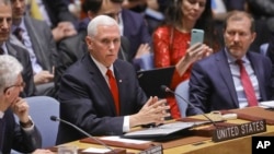 Wakil Presiden AS, Mike Pence, tengah, berpidato dalam sidang tentang Venezuela di Dewan Keamanan PBB, Rabu, 10 April 2019 di Markas Besar PBB (foto: AP Photo/Bebeto Matthews)