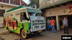 រថយន្ដ​វ៉ែន​ដែល​បំពាក់​ដោយ​ឧបករណ៍​បំពង​សំឡេង​សម្រាប់​ជួយ​គ្រូបង្រៀន​ក្នុង​ការ​បង្រៀន​ដល់​សិស្ស​នៅ​តាម​ដង​ផ្លូវ​ក្នុង​ភូមិ Kanwarsika។