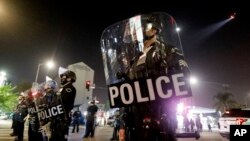 រូបឯកសារ៖ មន្ត្រីប៉ូលិសឃ្លាំមើលរក្សាសន្តិសុខក្នុងបាតុកម្មមួយ ដែលធ្វើឡើងនៅថ្ងៃបោះឆ្នោត ក្នុងទីក្រុង Los Angeles រដ្ឋ California កាលពីថ្ងៃទី៣ ខែវិច្ឆិកា ឆ្នាំ២០២០។