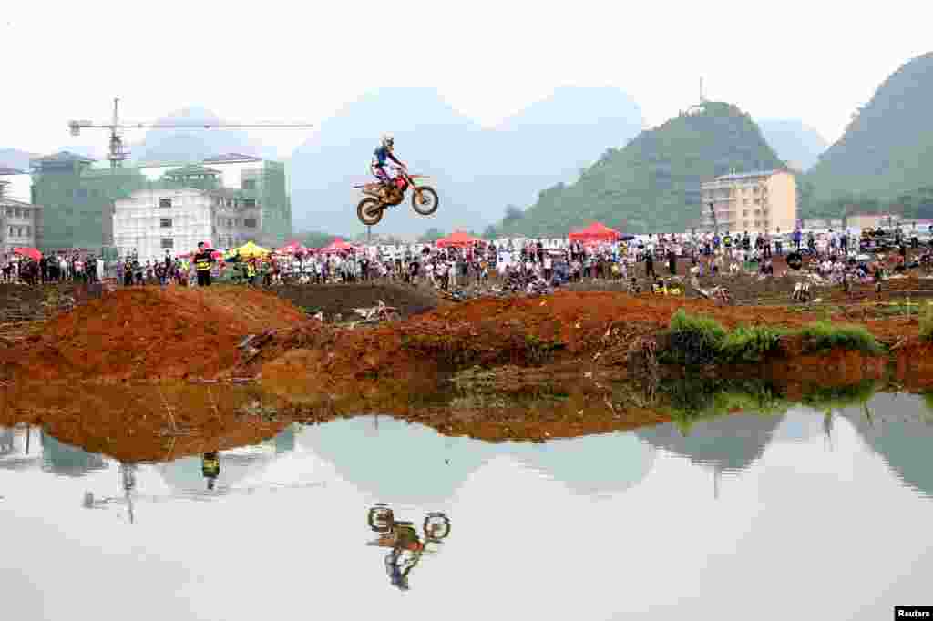 在广西桂林的摩托车比赛中，有人驾车凌空飞起（2017年5月20日）