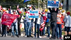 រូបឯកសារ៖ អ្នកគាំទ្រលោកប្រធានាធិបតី Donald Trump និងអ្នកគាំទ្រលោក Joe Biden លើបដាគាំទ្របេក្ខជនរបស់ពួកគេរៀងៗខ្លួន នៅទីក្រុង Bethesda រដ្ឋ Maryland កាលពីថ្ងៃទី៤ ខែតុលា ឆ្នាំ២០២០។