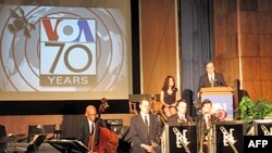 Snimak sa proslave 70. rodjendana Glasa Amerike. Glas Amerike emituje program na više od 40 jezika, a procenjuje se da taj program nedeljno prati više od 140 miliona ljudi širom sveta.