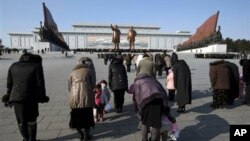 지난 2012년 12월 북한 김정일 위원장 1주기를 맞아 평양 만수대 언덕에서 김일성 주석과 김정일 국방위원장 동상을 향해 묵념하는 북한 주민들. (자료사진)