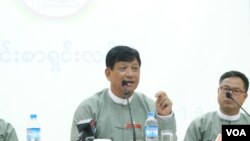 기자회견에서 보궐선거 취소 방침을 설명하고 있는 틴 에 선거위원회 위원장