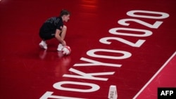 A referee attends a wheelchair rugby training session between Denmark and Britain at Yoyogi National Stadium in Tokyo ahead of the Tokyo 2020 Paralympic Games on August 22, 2021. (Photo by Yasuyoshi CHIBA / AFP)