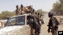Des soldats camerounais sont basés près de la frontière avec le Nigeria, le 19 février 2015.