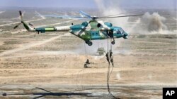 资料照：中俄军队在宁夏举行联合军演期间中国军人从直升机上进行登陆演习。（2021年8月13日）