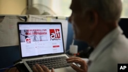 Mwananchi wa India akifanya uhakiki kupitia akaunti ya twitter ya kampuni ya Alt News, Tovuti yenye kusaidia kutambua habari feki , huko New Delhi, India, Aprili 2, 2019. 