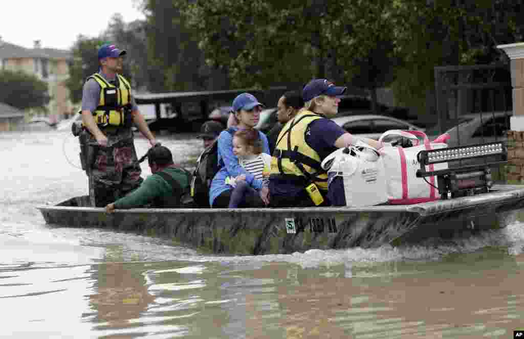 Les habitants sont évacués de leurs habitations entourées par les eaux, Houston, Texas, 18 avril 2016.