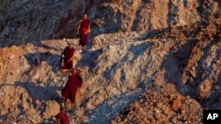 Biksu Budha berjalan di pertambangan Letpadaung, kota Monywa, Myanmar, 28 November 2012 (foto: dok). 
