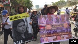 ក្រុម​អ្នកតវ៉ា​ ដើរហែរក្បួនពី​ក្រសួង​មហាផ្ទៃ​ មក​សភា​ជាតិ​ ដើម្បី​បន្តដាក់​ញ្ញត្តិ​របស់​ពួកគេ​ កាល​ពីថ្ងៃ​ទី​ ១០​ ខែ​មករា​ ឆ្នាំ​ ២០១៧។ (ហ៊ុល រស្មី/VOA) 