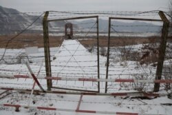 Sebuah gerbang ditutup di jembatan di atas Sungai Yalu, di sisi perbatasan China dengan Korea Utara antara kota Ji'an dan Linjiang, China, 21 November 2017. (REUTERS/Damir Sagolj)