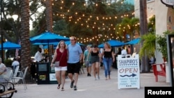 រូប​ឯកសារ៖ ពលរដ្ឋ​ដើរ​ដោយ​មិន​មាន​ពាក់​ម៉ាស់​នៅ​ទី​ក្រុង St. Petersburg រដ្ឋ Florida សហរដ្ឋ​អាមេរិក ក្នុង​អំឡុង​នៃ​ការ​រាតត្បាត​នៃ​ជំងឺ​កូវីដ១៩។