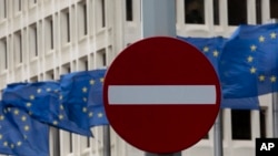 Tanda dilarang masuk di depan markas besar Uni Eropa di Brussels, Belgia. 