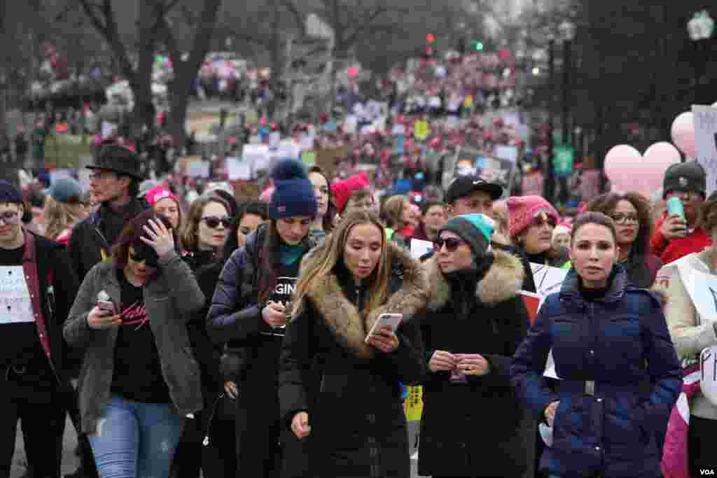 ក្បួន​ដង្ហែរ​ស្ត្រី​ឬ​ដែល​ហៅថា «Women's March‍» នៅ​ក្នុង​រដ្ឋធានី វ៉ាស៊ីនតោន កាលពី​ថ្ងៃទី២១ ខែ​មករា ឆ្នាំ២០១៧។ (រូបថត​ដោយ ស្រេង លក្ខិណា/VOA Khmer)