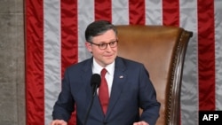 ປະທານສະພາສະຫະລັດ ທ່ານ ໄມຄ໌ ຈອນສັນ, ພັກຣີພັບບລີກັນ ຈາກລັດ ຫລຸຍເຊຍນາ, ກ່າວຄຳປາໄສ ຫຼັງຈາກທ່ານຊະນະການລົງຄະແນນສຽງໃຫ້ປະທານລັດຖະສະພາ, ໃນລະຫວ່າງມື້ທຳອິດຂອງກອງປະຊຸມສະພາຄັ້ງທີ່ 119 ໃນສະພາຕ່ຳ ຢູ່ທີ່ນະຄອນຫຼວງ ວໍຊິງຕັນ, ວັນທີ 3 ມັງກອນ 2025.