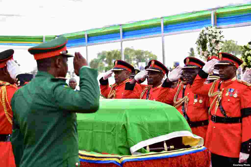 Makamanda wa JWTZ wakipiga saluti mara baada ya kuweka jeneza lenye mwili wa aliyekuwa Rais wa Jamhuri ya Muungano wa Tanzania katika awamu ya tano ya hayati John Pombe Magufuli katika chumba maalumu kwa ajili ya shughuli ya kuagwa na viongozi mbalimbali.