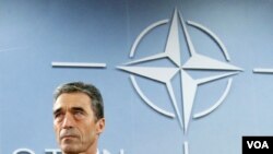 Sekjen NATO Jendral Anders Fogh Rasmussen memberikan sambutan dalam rapat NATO di Brussels (8/12).