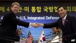 30일 한국 국방부에서 열린 제4차 미한 통합국방협의체(KIDD) 회의에서 데이비드 헬비 동아시아 부차관보(왼쪽)와 임관빈 국방정책실장이 악수하고 있다.