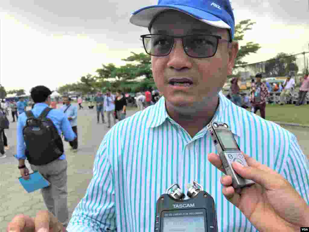 នៅថ្ងៃទី​២៣ ខែតុលា​ ឆ្នាំ​២០១៩​ លោក​មឿន តុលា​ ​នាយក​ប្រតិបត្តិ​អង្គការសម្ព័ន្ធភាព​ការងារ​ និង​សិទ្ធិមនុស្ស​ ហៅកាត់​ថា ​សង់​ត្រាល់ (Central) ប្រាប់អ្នកកាសែត​ថា​ កម្ពុជា​អាច​ប្រឈម​នឹងវិបត្តិសេដ្ឋកិច្ច​ បើមិន​ធ្វើ​តាម​កិច្ចព្រមព្រៀង​ទីក្រុង​ប៉ារីស។ (ហ៊ុល រស្មី​/VOA)&nbsp;