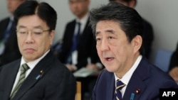 រូបឯកសារ៖ លោក Shinzo Abe (ស្តាំ) នាយករដ្ឋមន្ត្រី​ជប៉ុន និង​រដ្ឋមន្រ្តី​ក្រសួង​សុខាភិបាល Katsunobu Kato (ឆ្វេង) នៅក្នុង​កិច្ចប្រជុំ​មួយ​នៅ​ទីក្រុង​តូក្យូ​នៅ​ថ្ងៃទី ២៦ ខែកុម្ភៈឆ្នាំ ២០២០។
