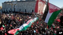 មនុស្ស​រាប់​ពាន់​នាក់​ធ្វើ​បាតុកម្ម​ដោយ​មានកាន់​ទង់​ជាតិ​ប៉ាឡេស្ទីន និង​ទង់​ជាតិ​តួកគី ដើរ​នៅ​ក្នុង​ទីក្រុង​អ៊ីស្តង់ប៊ុល កាល​ពី​ថ្ងៃទី​៨ ខែធ្នូ ក្រោយ​ពេល​លោក ដូណាល់ ត្រាំ ទទួល​ស្គាល់ទីក្រុង​​ហ្ស៊េរុយសាឡិម ជា​រដ្ឋ​ធានី​របស់​អ៊ីស្រាអែល។