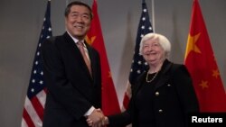 재닛 옐런 미국 재무부 장관(오른쪽)이 9일 허리펑 중국 국무원 부총리와 악수를 나누고 있다. 