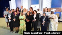 Le Secrétaire d'Etat américain John Kerry et l'ambassadrice itinérante pour les questions relatives au femmes Cathy Russell, avec les lauréates du Prix Femmes de Courage du Département d'État à Washington, D.C.. A droite, l'avocate mauritanienne Fatimata Mbaye, le 29 mars 2016.