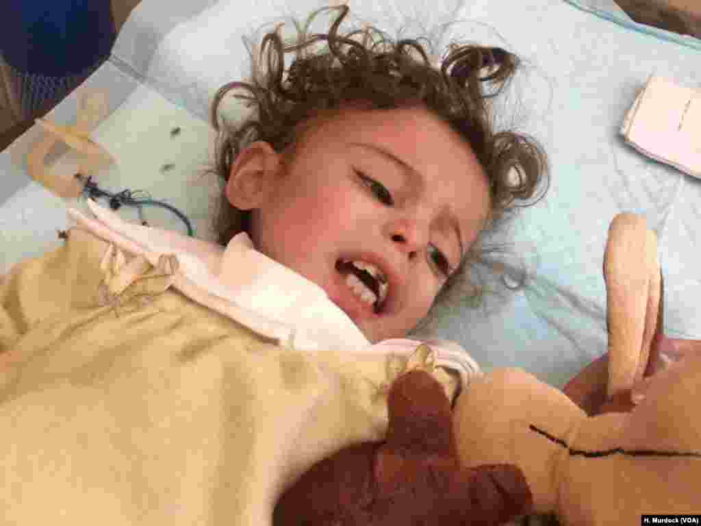 Wannan wani lokaci ne da likitoci ke kokarin yi wa Saja mai shekara guda allura sa&#39;oi kadan bayan da iyalanta suka tsere daga yankunan IS a Mosul dake Iraqi a ranar 21 ga watan Yunin shekarar 2017. Sun kuma ce har a yankunan da hukumomin Iraqi ke rike da su, yara na fama da annobar amai da gudawa saboda rashin tsabtataccen ruwan sha. &nbsp;