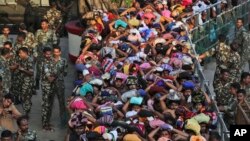 资料照片：信徒们正在印度喀拉拉邦的萨巴瑞马拉寺庙这个世界上最大的印度教朝圣地之一等待礼拜。（2018年11月5日）