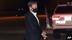 រដ្ឋមន្រ្តី​ការបរទេស​អាមេរិក​លោក Antony Blinken ដើរ​សំដៅ​ទៅ​យន្តហោះ ដែល​លោក​នឹង​ជិះ​ពី​មូលដ្ឋាន​ទ័ព Joint Base Andrews នៅ​ក្នុង​រដ្ឋ Maryland ទៅ​ទីក្រុង​ដូហា ប្រទេស​កាតា និង​ទីក្រុង Ramstein ប្រទេស​អាល្លឺម៉ង់ កាលពី​ថ្ងៃអាទិត្យ ទី៥ ខែកញ្ញា ឆ្នាំ២០២១។