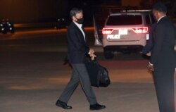 Menteri Luar Negeri AS Antony Blinken menaiki pesawat saat ia meninggalkan Washington dari Pangkalan Gabungan Andrews, Md., pada hari Minggu, 5 September 2021, untuk melakukan perjalanan ke Doha, Qatar dan Ramstein, Jerman. (Foto: AP)