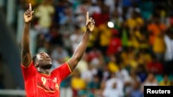 Romelu Lukaku, mains levées et regard vers le ciel, célèbre après la victoire de l’équipe nationale de la Belgique sur les Etats-Unis lors de la Coupe du monde 2014 au stade Fonte Nova à Salavtor, Brésil, 1er juillet 2014. 