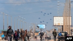 تصویری از ارسال هوایی کمک‌های بشردوستانه به غزه. هفتم فروردین.