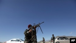 지난 17일 아프가니스탄 군인들이 카불 외곽 검문소를 지키고 있다.