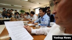 한국 개성공단기업협회 한재권 회장을 비롯한 비대위 관계자들이 15일 서울 여의도 사무실에서 남북한 당국간 개성공단 정상화 합의문을 살펴보고 있다.