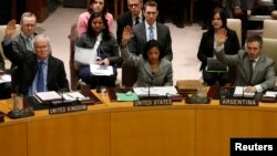 유엔 안보리가 7일 전체회의에서 북한의 3차 핵실험을 강력히 규탄하고 추가 제재를 가하는 내용의 새 대북 결의를 채택했다. 수전 라이스 유엔 주재 미국대사(가운데)를 비롯해 찬성표를 던지는 각 국 대표들.