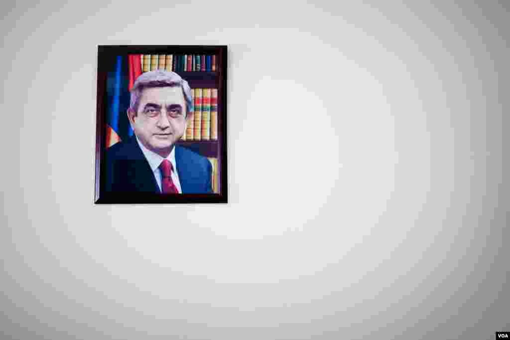 Serzh Sergsyan has promised to obey Armenia&#39;s presidential term limits and step down in 2018 when his second term ends. (V. Undritz/VOA)