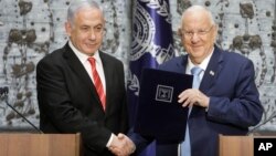 네타냐후 총리(좌)와 리블린 이스라엘 대통령이 25일 총리 후보 재지명 후 악수하고 있다. 