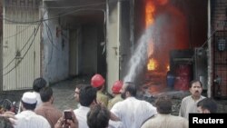 11일 화재가 발생한 공장에서 진화작업에 나선 소방관들.