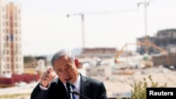 Perdana Menteri Israel Benjamin Netanyahu berpidato di depan bangunan baru, di pemukiman Yahudi yang dikenal sebagai Har Homa oleh warga Israel dan Jabal Abu Ghneim oleh warga Palestina, di kawasan Tepi Barat yang dikuasai Israel pada tahun 1967. (Foto: dok.) 